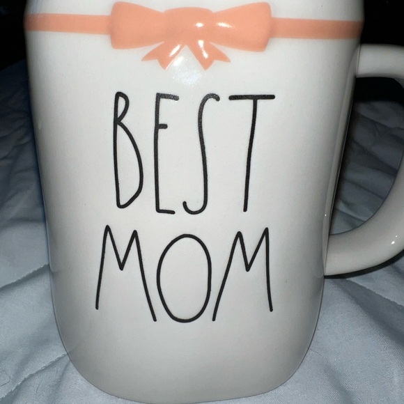 Rae Dunn “Best Mom” Coffee Cup - Picture 2 of 5